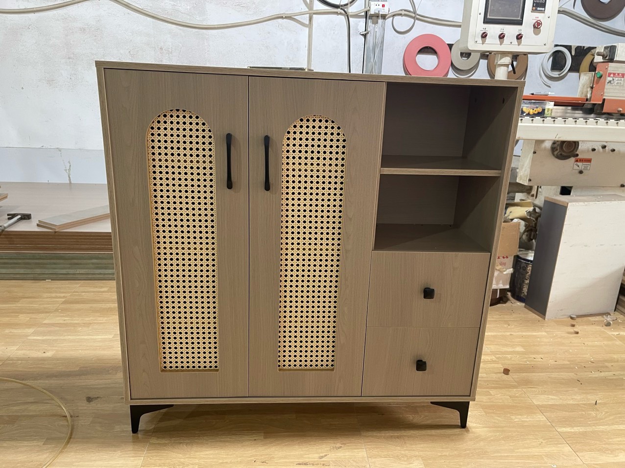 Tủ giày chất liệu gỗ công nghiệp mới