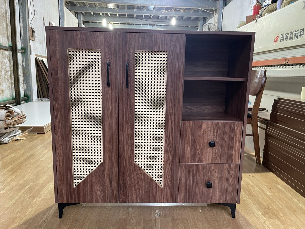 Tủ giày chất liệu gỗ công nghiệp mới